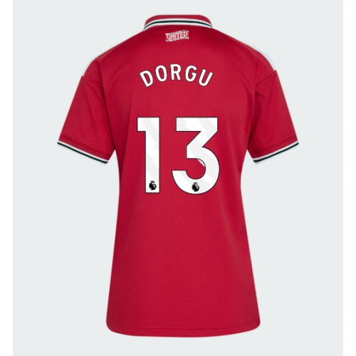 Manchester United Patrick Dorgu #13 Maglia Gara Casa Repliche 2026-27 Donna Maniche Corte Manchester United Patrick Dorgu #13 Maglia Gara Casa Repliche 2026-27 Donna Maniche Corte
